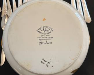 Royal Worcester “Evesham” pattern covered vegetable dish/tureen