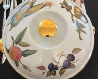 Royal Worcester “Evesham” pattern covered vegetable dish/tureen