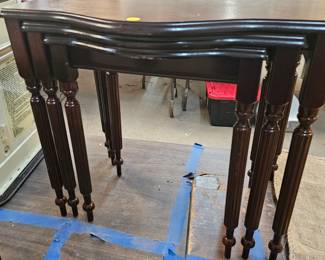 NESTING TABLES