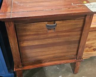 NIGHTSTAND / END TABLE