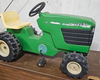 JOHN DEERE PEDAL TRACTOR