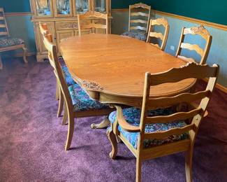 Vintage 1980's Surewood Oak Company, GORGEOUS Carved Corners of Dining Table. Pedestal, Ball Claw Feet. Ladder Back Arm Chair (2), Ladder Back Side Chairs (6). HOLIDAYS ARE APPROACHING!!