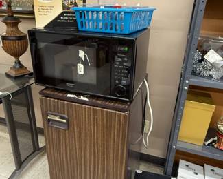 MICROWAVE AND REFRIGERATOR W/FREEZER