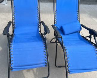 Zero gravity outdoor lounge chairs