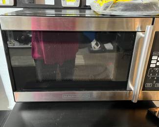 Black & Decker countertop microwave oven, like new!
