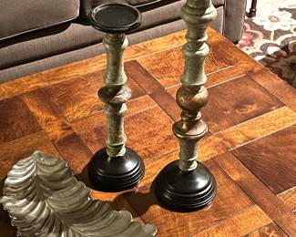 Nice decor and very nice square coffee table!