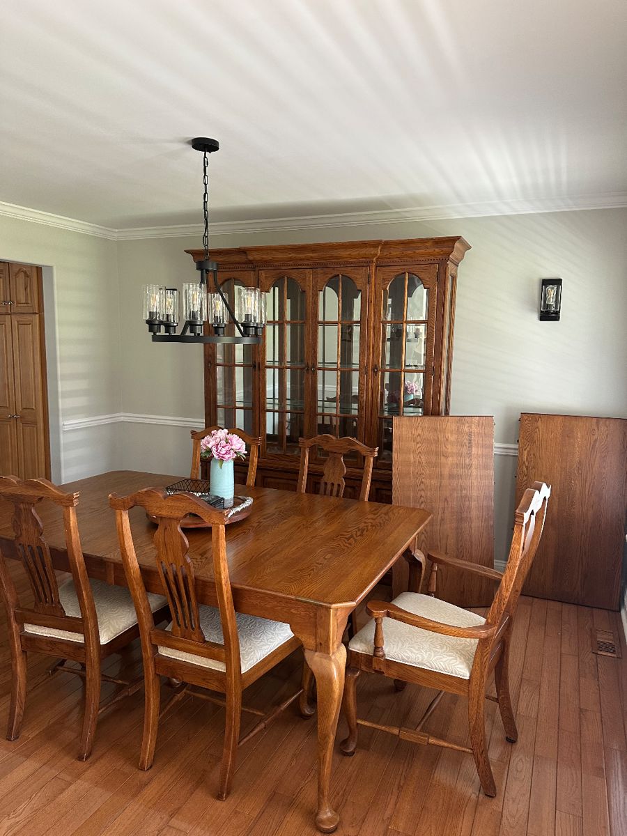 Lexington Dining room table with 2 extending inserts and 6 chairs