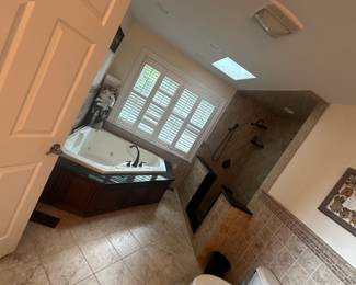 wood blinds, jacuzzi tub