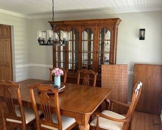 Lexington Dining room table with 2 extending inserts and 6 chairs