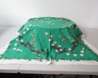 Beautiful vintage tablecloth with four matching napkins