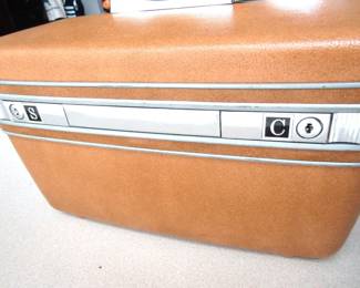 1970s Samsonite Silhouette travel case. Very clean and functional. No key.
