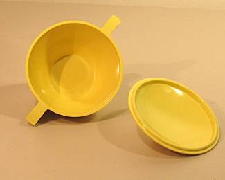 Mallo-ware sugar bowl with lid