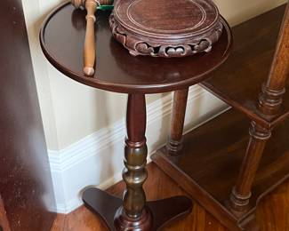 Bombay company furniture Round pedestal table
