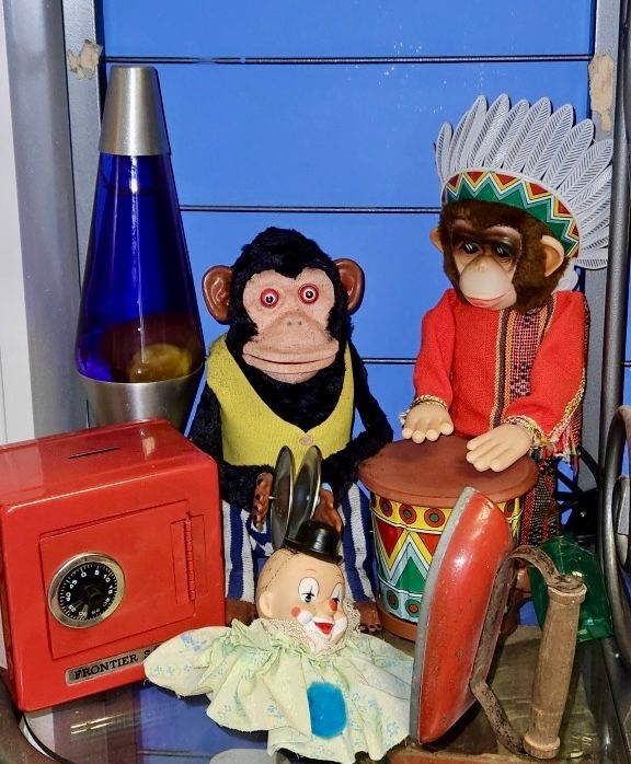Metro Toys MINT Big John Animated Monkey in Box +
Vintage Lava Lamp, Toy Iron, Clown Head,Red Frontier Safe, Animated Monkeys Playing Cymbals and 1 in Indian Headdress Playing Drum
Monkey Playing Drum is in Mint, like new condition