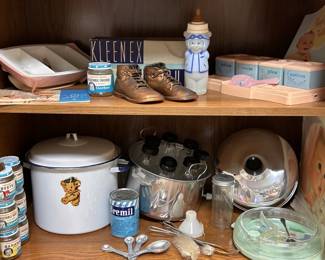 NOS Brand New Set Evenflo Bottle Set w/ Box +
Bronzed Baby Shoes, Bottles, Plastic Supply Boxes, Baby Bottles, Baby Food Jars, etc.