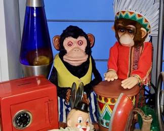 Metro Toys MINT Big John Animated Monkey in Box +
Vintage Lava Lamp, Toy Iron, Clown Head,Red Frontier Safe, Animated Monkeys Playing Cymbals and 1 in Indian Headdress Playing Drum
Monkey Playing Drum is in Mint, like new condition