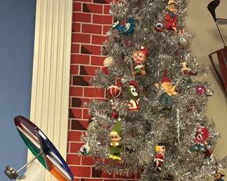 Revolving Aluminum Christmas Tree & Color Wheel +
All vintage ornaments, as pictured
Tree Measures 22 X 45in, Tested and working
The Mid Century Penetray Motorized Color Wheel Light IS working - it still spins & lights up!
