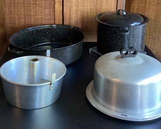 Speckled Graniteware Stock Pots And Vintage Regal Ware Aluminum Cake Carrier