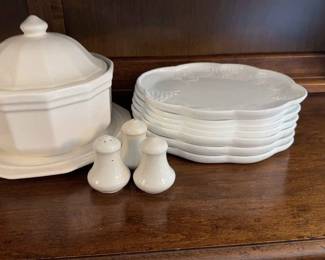 White kitchen Ware
