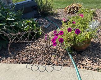 Metal wire flower basket 