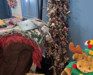 Magazines there’s also a handmade 12 foot approx has kind of a country cottage look to it Garland very cute