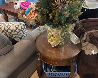 Mahogany round accent table 2 tier