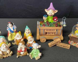 Disney Snow White And Seven Dwarves Figurines * Dopey Calendar Figurine * Dopey Snowglobe