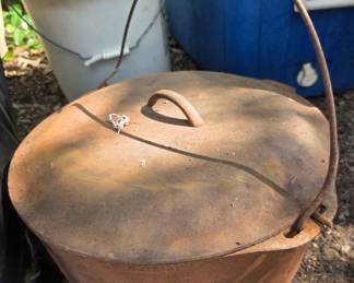 Cast iron dtch oven pot