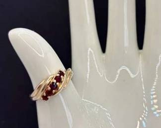 14K Yellow Gold 5 Garnets Ladies Ring Just Under Size 8 * 3.40g