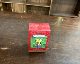 20080Hallmark Keepsake Ornament - Buzy Bee Shopper