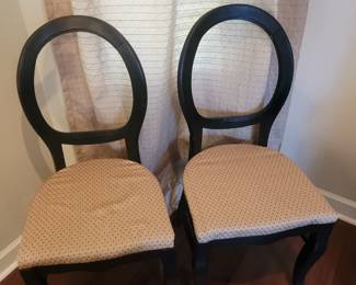 4 matching dinner chairs