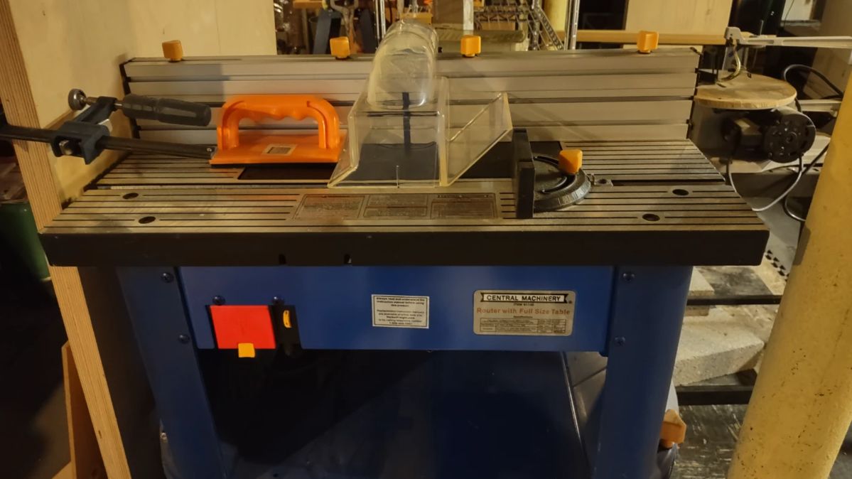 91130 Stationary 1 HP Router w/full size table & canvas cover $250.