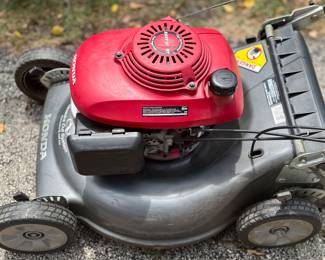 Honda Harmony II HRR216 Lawnmower with Metal Deck and Grass Catcher