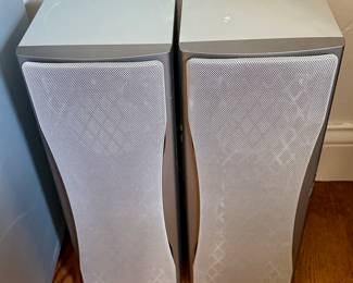 Onkyo 8pc Home Theater System includes: Powered SKW 550 Subwoofer, (4) SKM -550S Surround Speakers,   (2) SKF-550F Front L/R Speakers and (1) SKC-550C Center Speaker