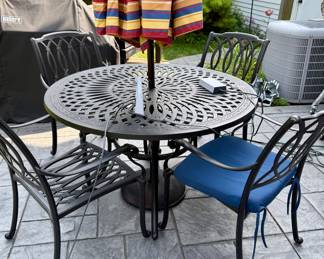 Hanimint Round Table and 4 Arm Chairs with Hanamint Umbrella