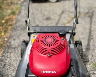 Honda Harmony II HRR216 Lawnmower with Metal Deck and Grass Catcher