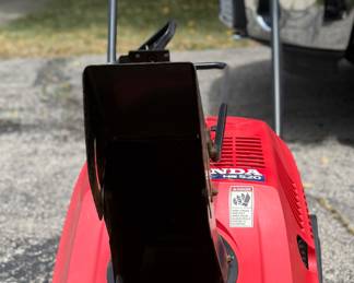 Honda HS-520 Gas  Snow Blower runs well