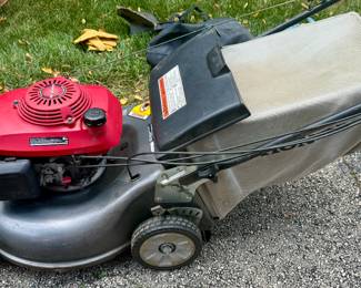 Honda Harmony II HRR216 Lawnmower with Metal Deck and Grass Catcher