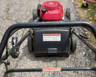 Honda Harmony II HRR216 Lawnmower with Metal Deck and Grass Catcher