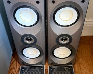 Onkyo 8pc Home Theater System includes: Powered SKW 550 Subwoofer, (4) SKM -550S Surround Speakers,   (2) SKF-550F Front L/R Speakers and (1) SKC-550C Center Speaker