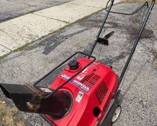 Honda HS-520 Gas  Snow Blower runs well