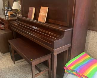 Piano w/bench
