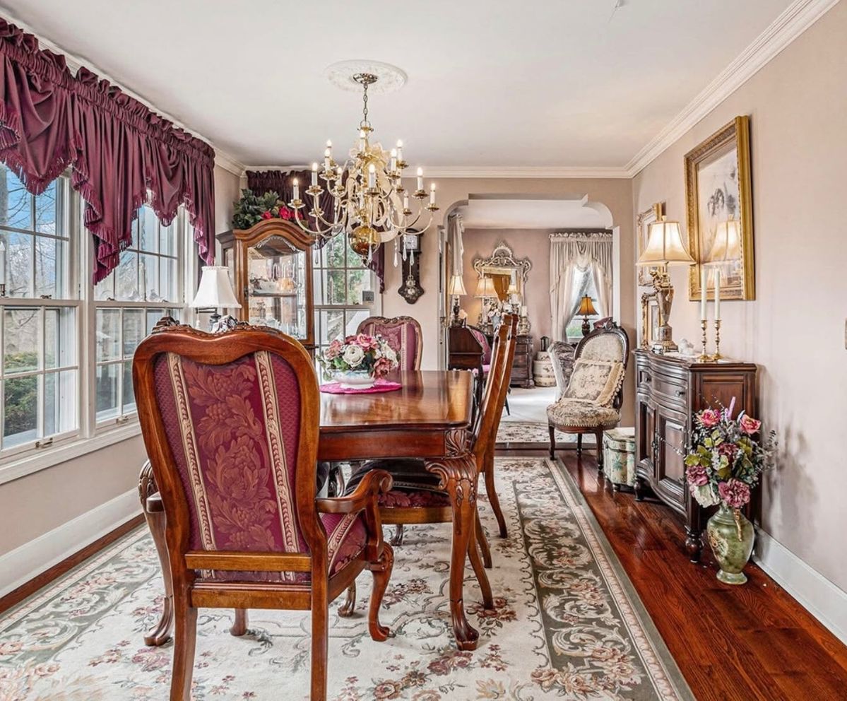 Thomasville Dining Room Table and 6 Chairs. Comes with 2 leafs.