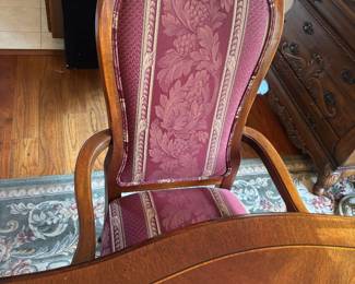 Thomasville Dining Room Table and 6 Chairs. Comes with 2 leafs.