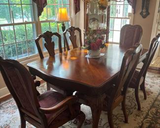 Thomasville Dining Room Table and 6 Chairs. Comes with 2 leafs.
