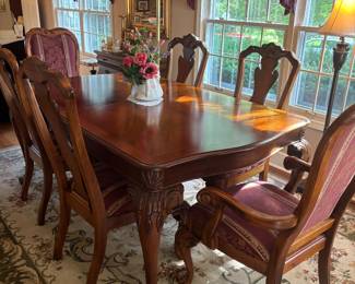 Thomasville Dining Room Table and 6 Chairs. Comes with 2 leafs.