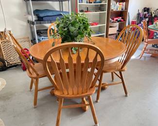round table w/4 chairs