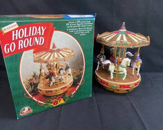 MR.CHRISTMAS HOLIDAY GO ROUND - PLAYS MUSIC AND TURNS