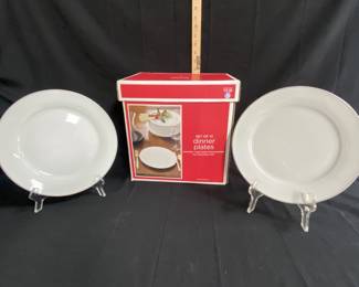 SET OF 12 PORCELAIN DINNER PLATES IN BOX 