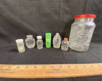 COLLECTION OF SMALL VINTAGE JARS/CONTAINERS